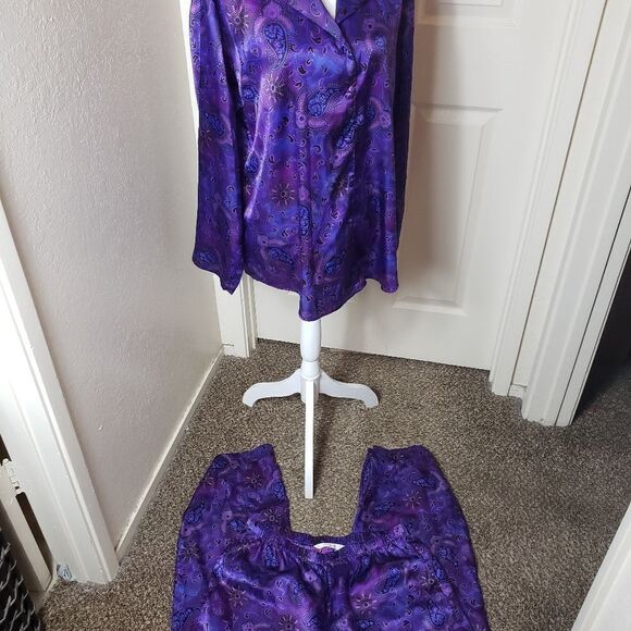 Beautiful purple silky pajamas - Picture 3 of 4